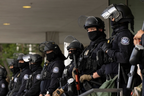 Los,Angeles,,California,,Usa,-,June,10,,2025:,U.s.,Customs Group of police officers in riot gear standing in formation