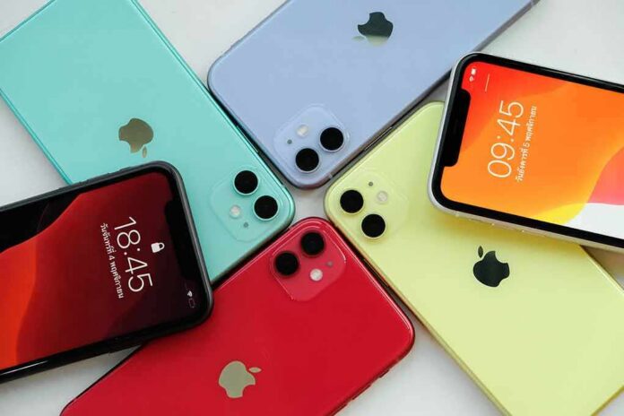 shutterstock_1552043147 iPhones arranged in a colorful fan